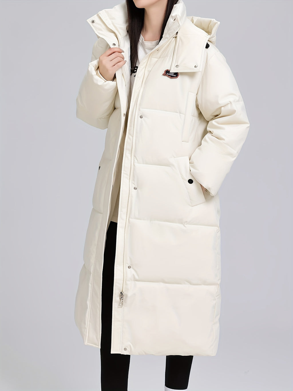 Manteau grande taille, coupe oversize, longueur midi, capuche, détail du tissu