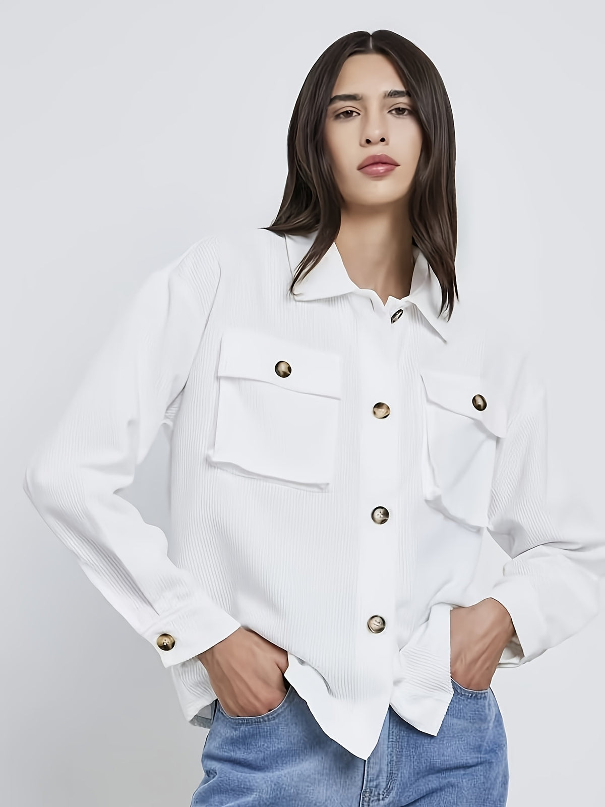 Veste grande taille en velours côtelé, col polo, boutonnage, poches pratiques, vu de dos