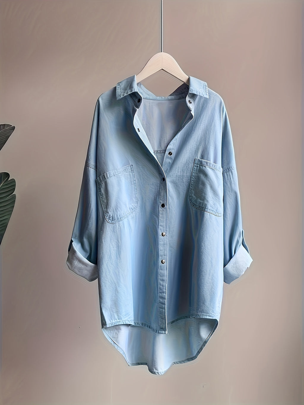 Chemise grande taille, coupe oversize, poches plaquées, manches longues, détail du tissu