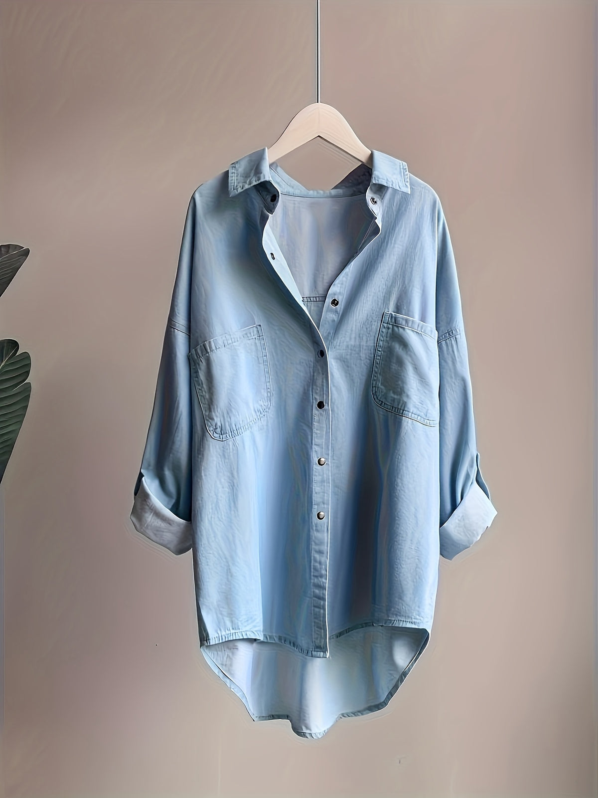 Chemise grande taille, coupe oversize, poches plaquées, manches longues, détail du tissu
