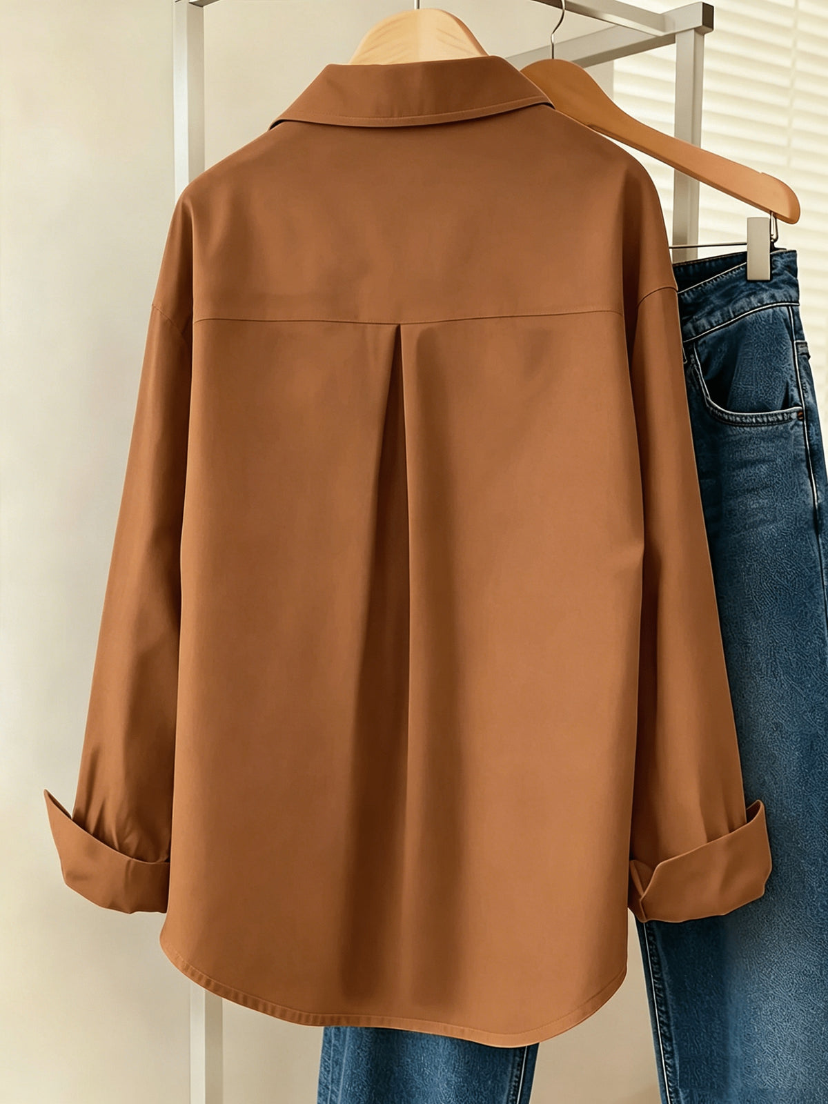 Chemise grande taille, col à revers, boutonnage, allure élégante, mise en situation