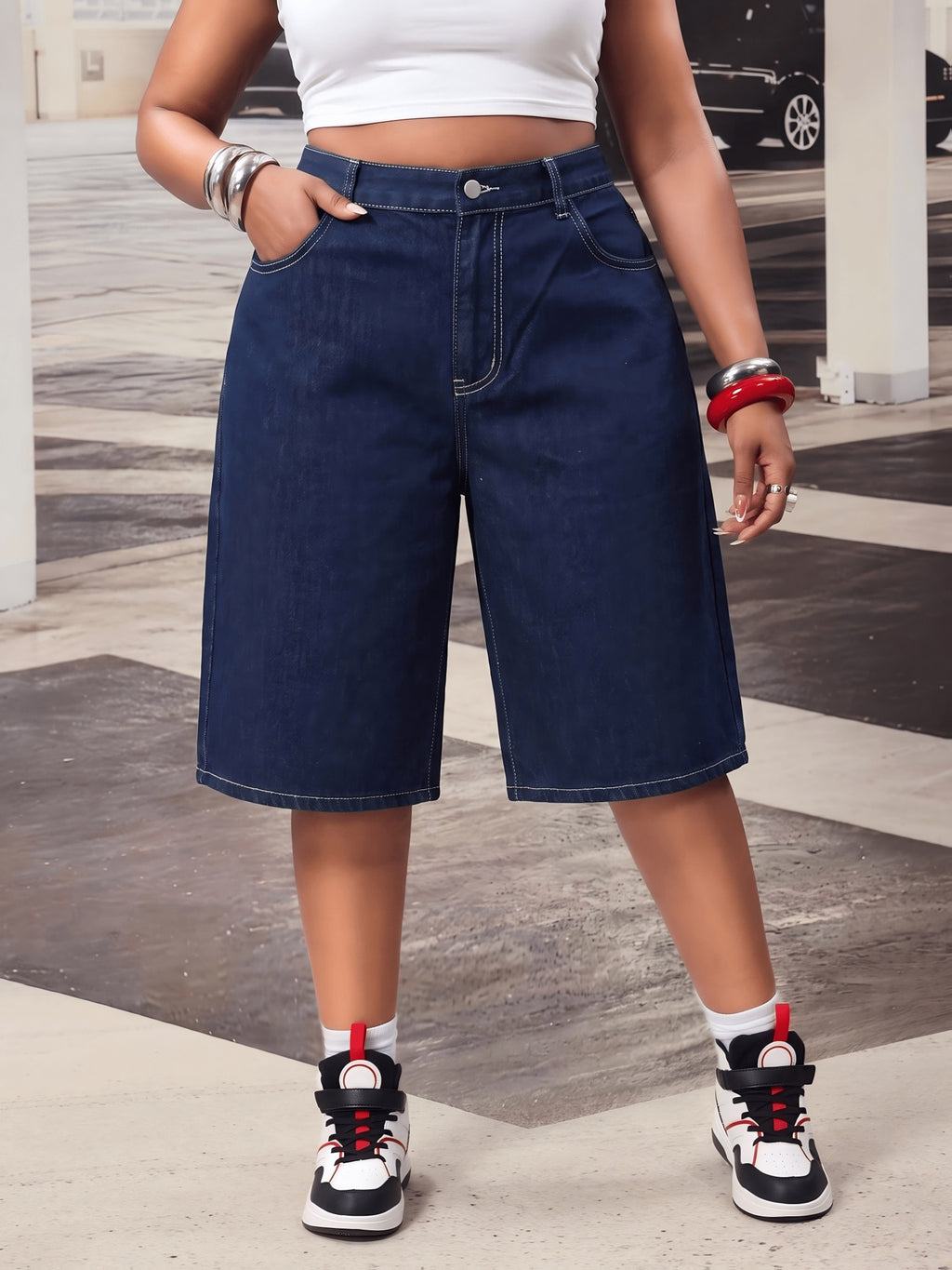 Short grande taille, tenue franche, esprit sportif, tissu opaque