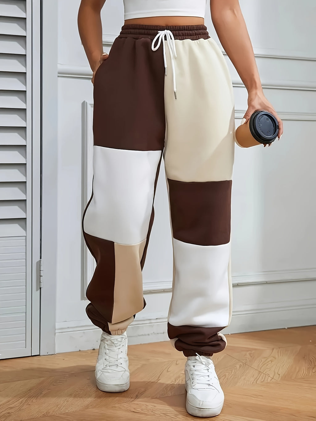 Pantalon grande taille, coupe ample, poches pratiques, chaleur d'hiver, détail du col