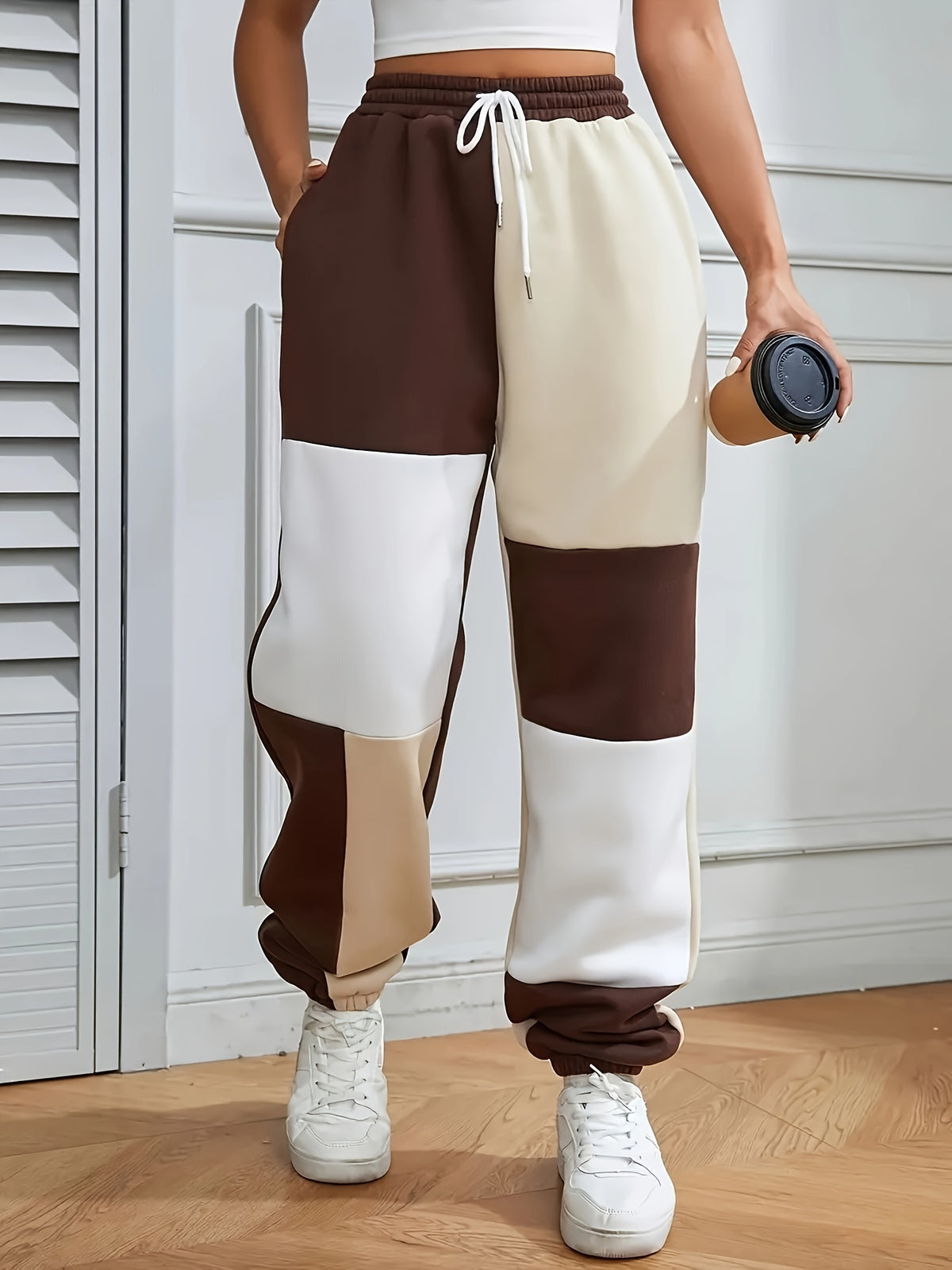Pantalon grande taille, coupe ample, poches pratiques, chaleur d'hiver, détail du col