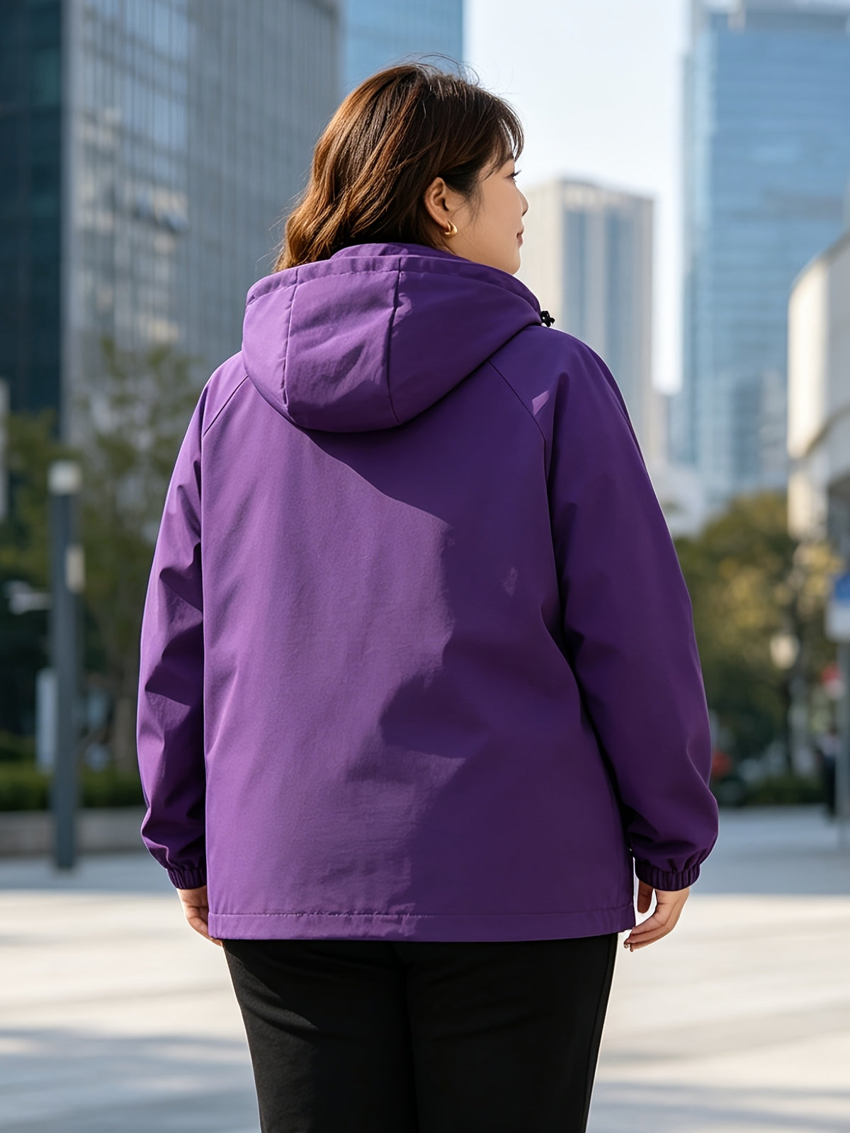 Veste grande taille, poches pratiques, ligne nette, détail du col