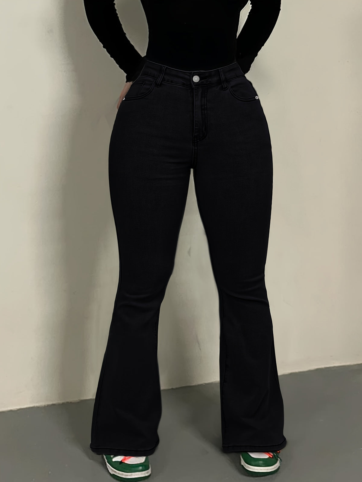 Jean grande taille, coupe évasée, délavage doux, poches pratiques