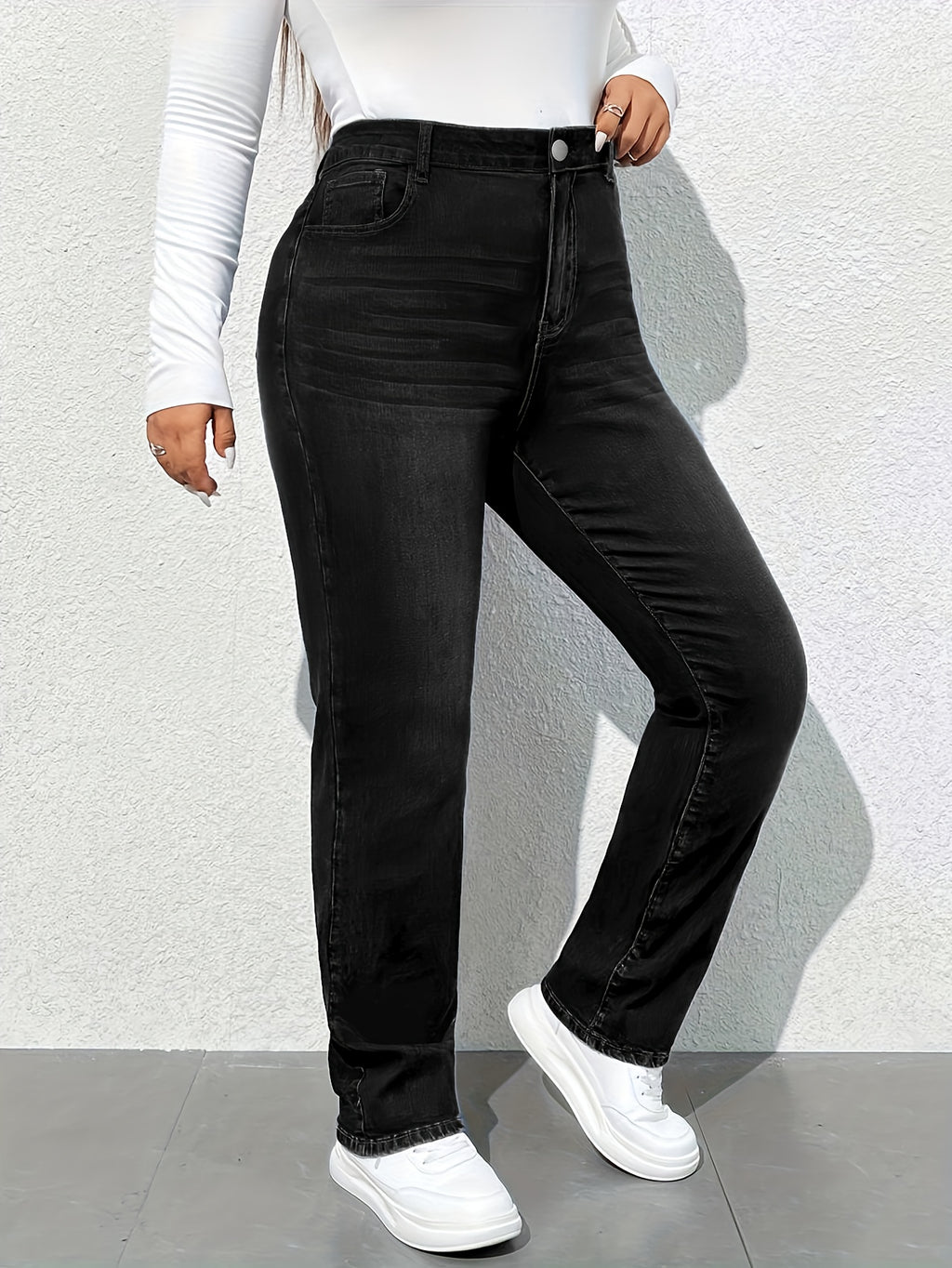 Jean grande taille, coupe oversize, boutonnage, tenue franche, porté de face
