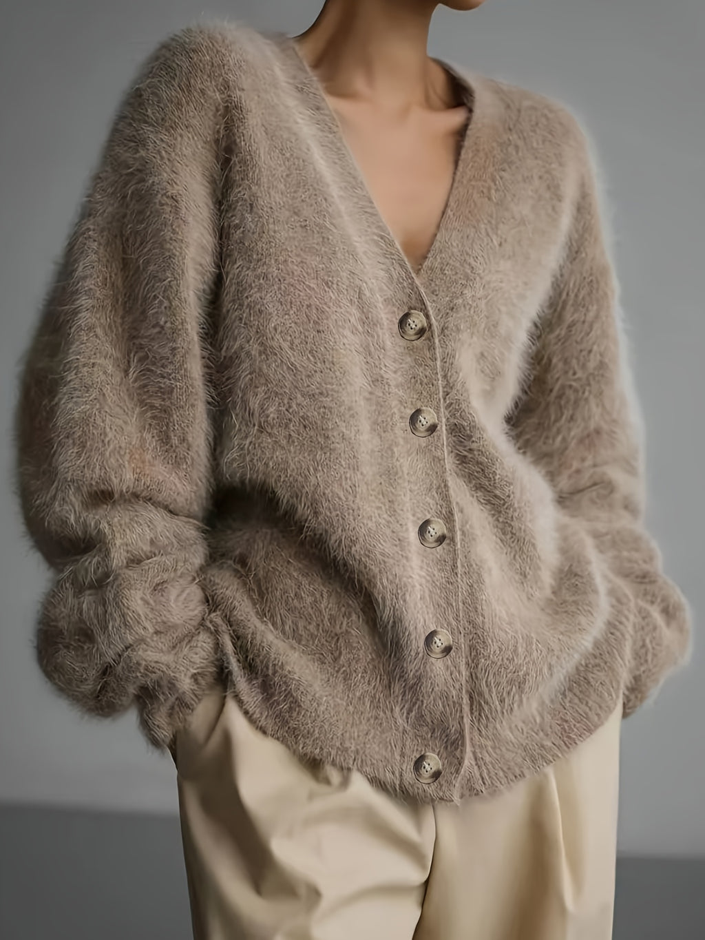 Cardigan grande taille, coupe oversize, boutonnage, manches longues, porté de face