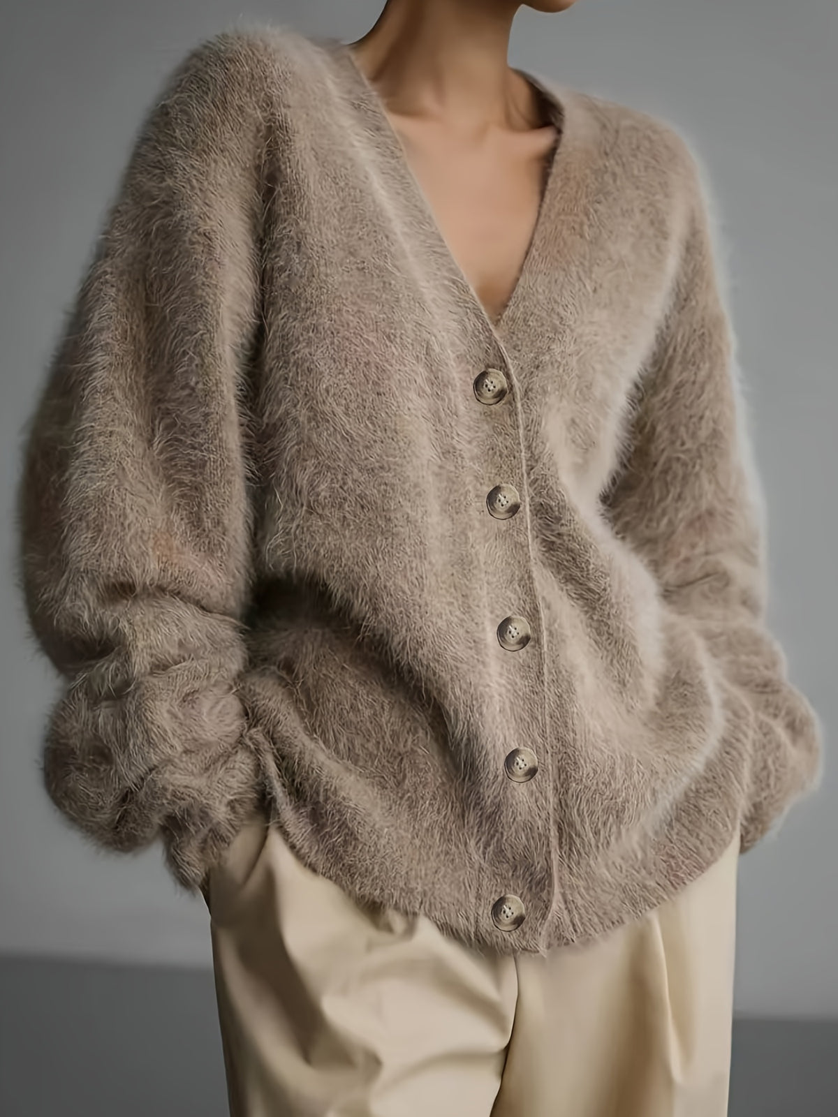 Cardigan grande taille, coupe oversize, boutonnage, manches longues, porté de face