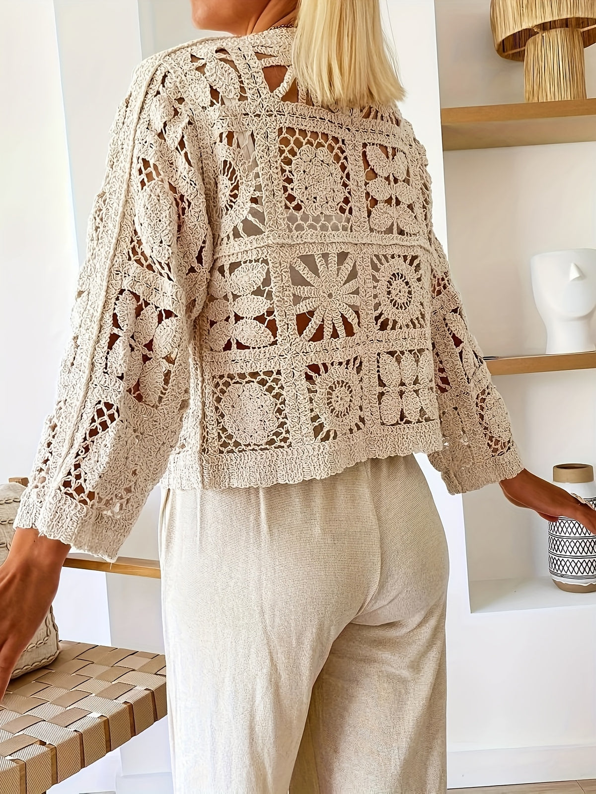 Cardigan grande taille en dentelle, détail ajouré, porté de face