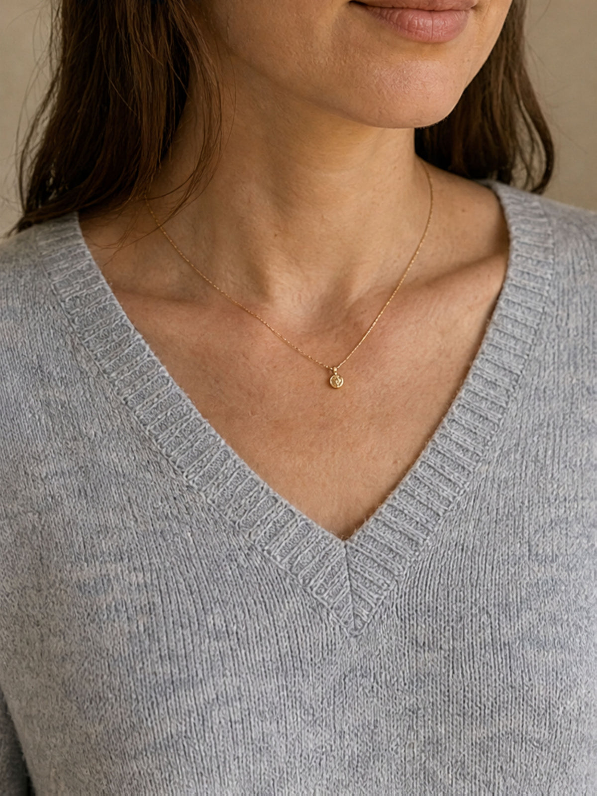 Pull grande taille en laine, coupe ample, manches longues, tenue chaude, détail du tissu