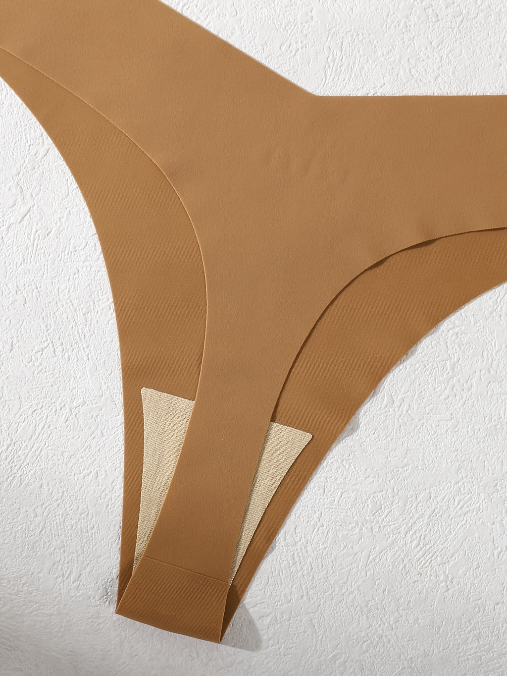 Culotte grande taille, allure élégante, détail du col