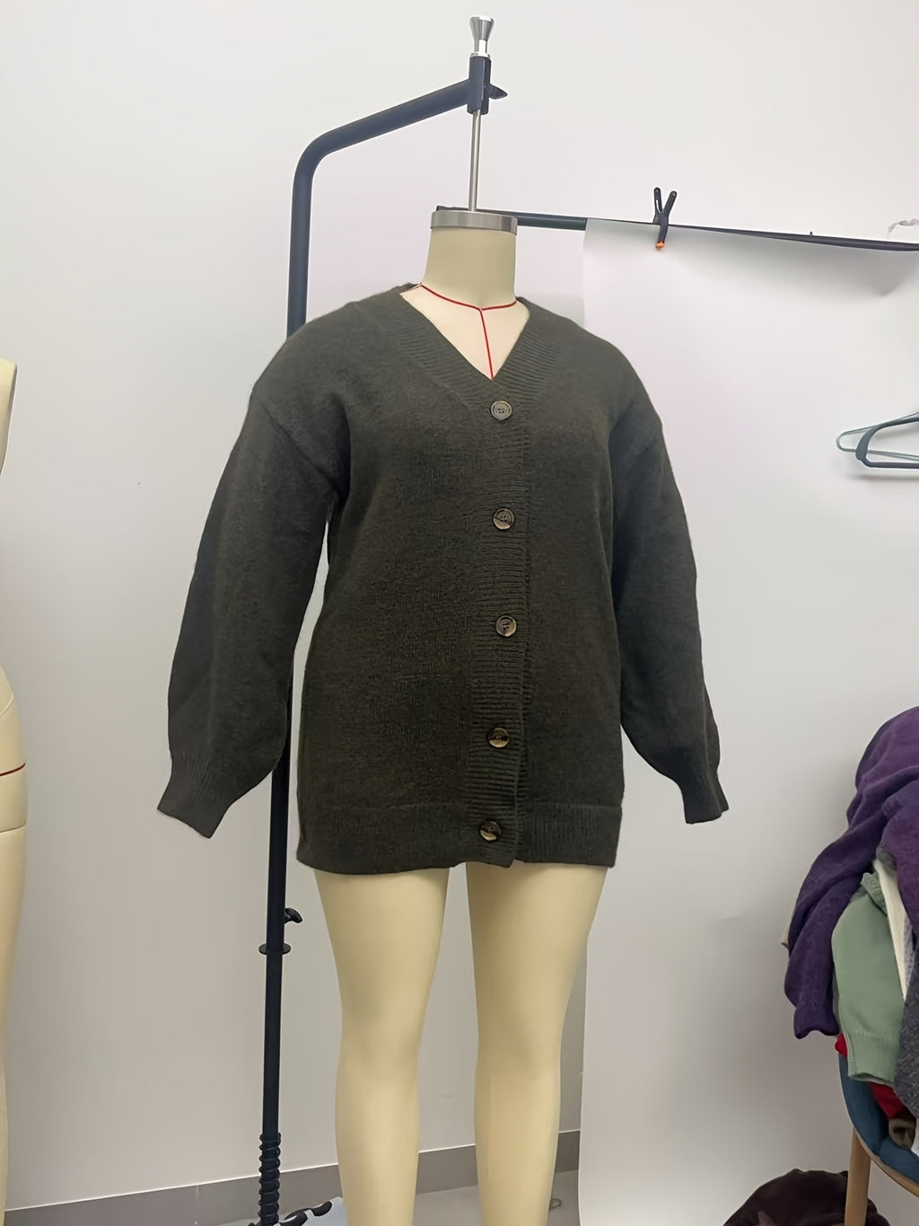 Veste grande taille en laine, coupe ample, col V, tenue chaude, détail du tissu
