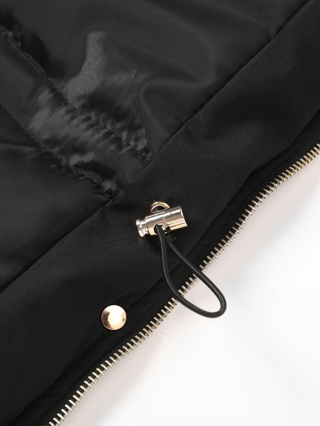 Veste grande taille, coupe oversize, longueur midi, capuche, détail du tissu