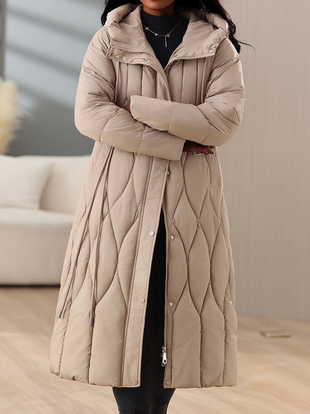 Manteau grande taille, coupe ajustée, capuche, chaleur d'hiver, mise en situation
