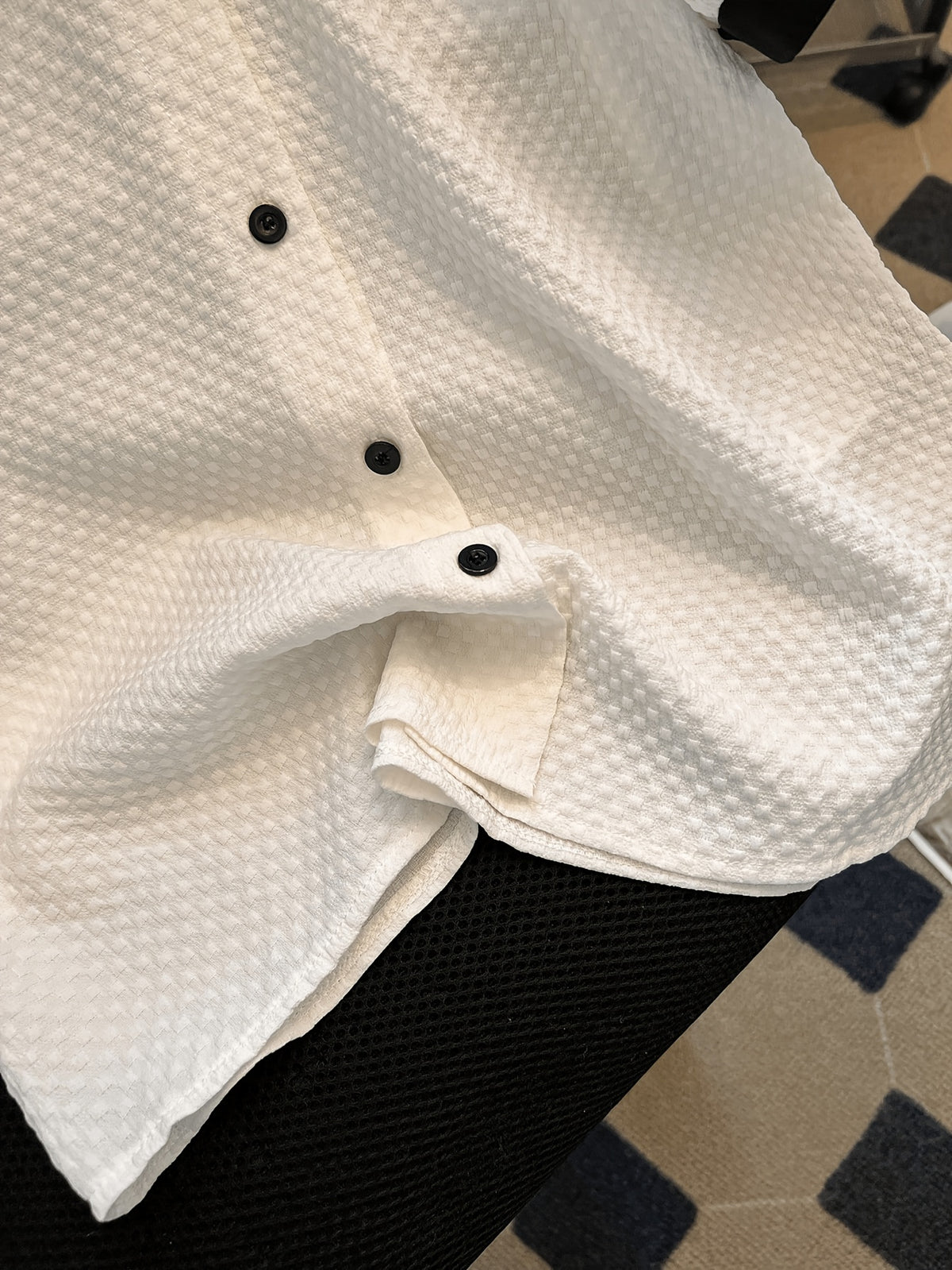 Chemise grande taille, boutonnage, manches courtes, allure élégante, détail du col