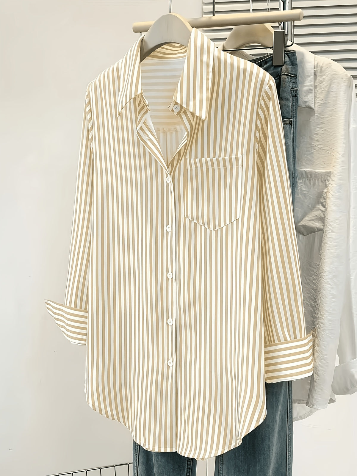 Chemise grande taille à rayures, coupe oversize, col à revers, boutonnage, vue de profil