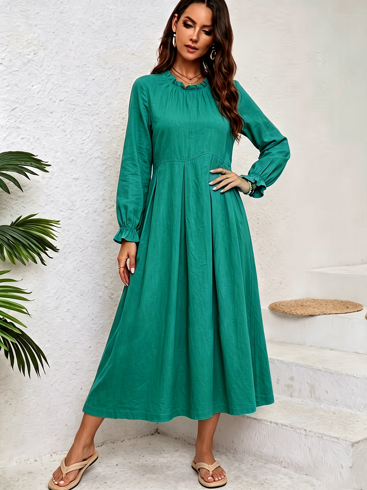 Robe midi grande taille en lin — Col à volant et ourlet croisé