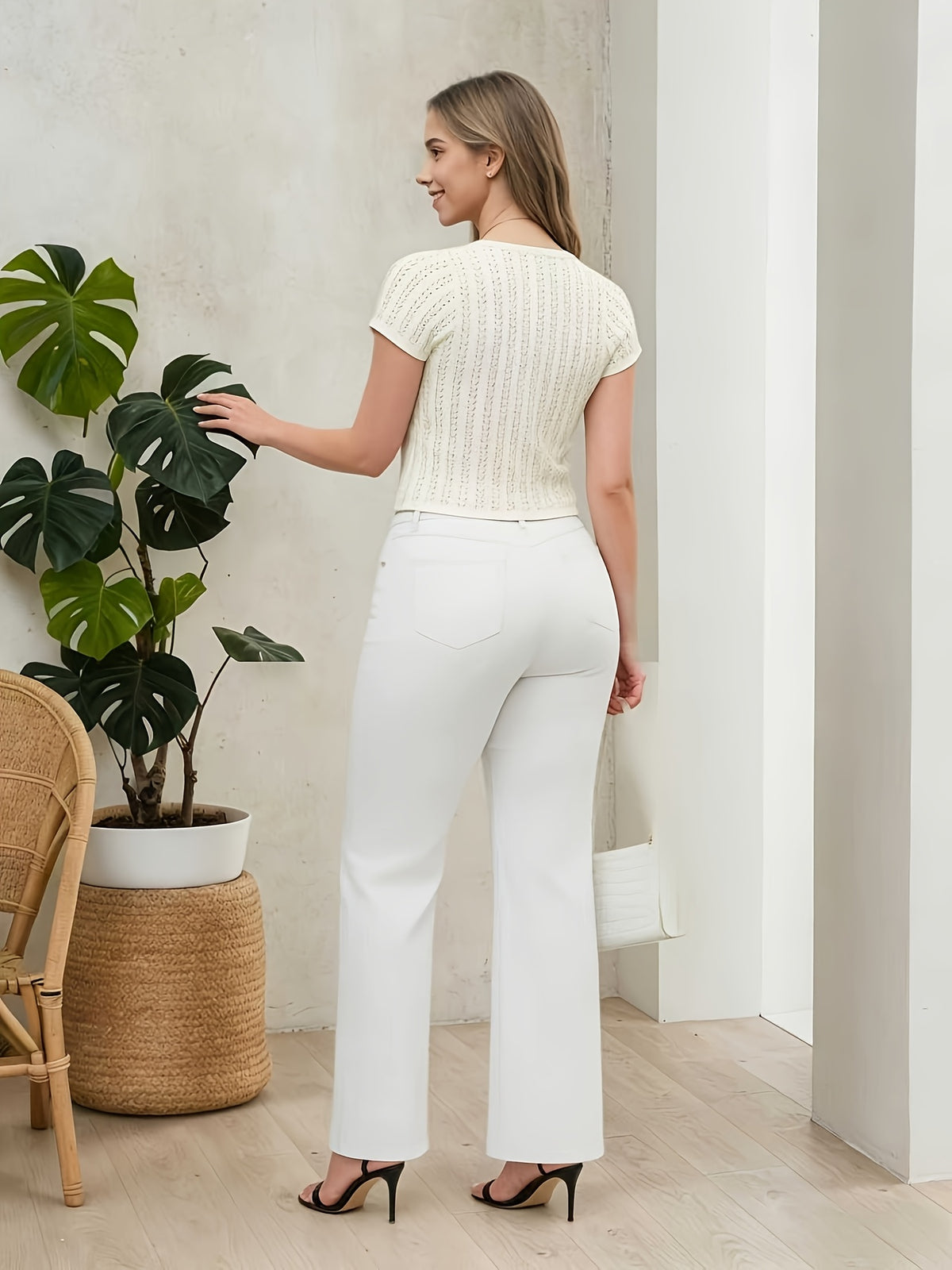 Jean grande taille, coupe évasée, toucher naturel, jambe large, vu de dos