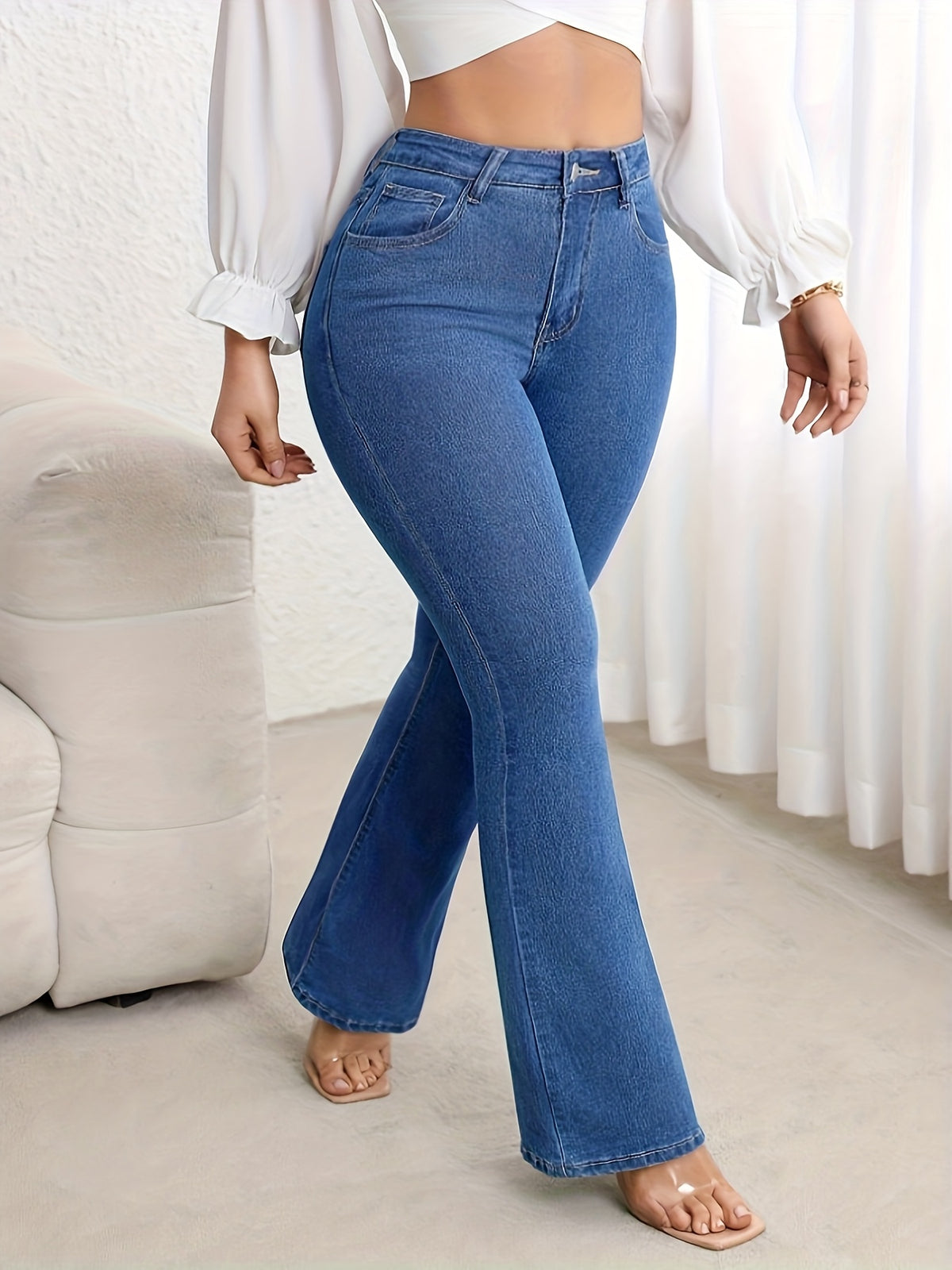 Jean grande taille, coupe oversize, tenue franche, forte élasticité, porté de face