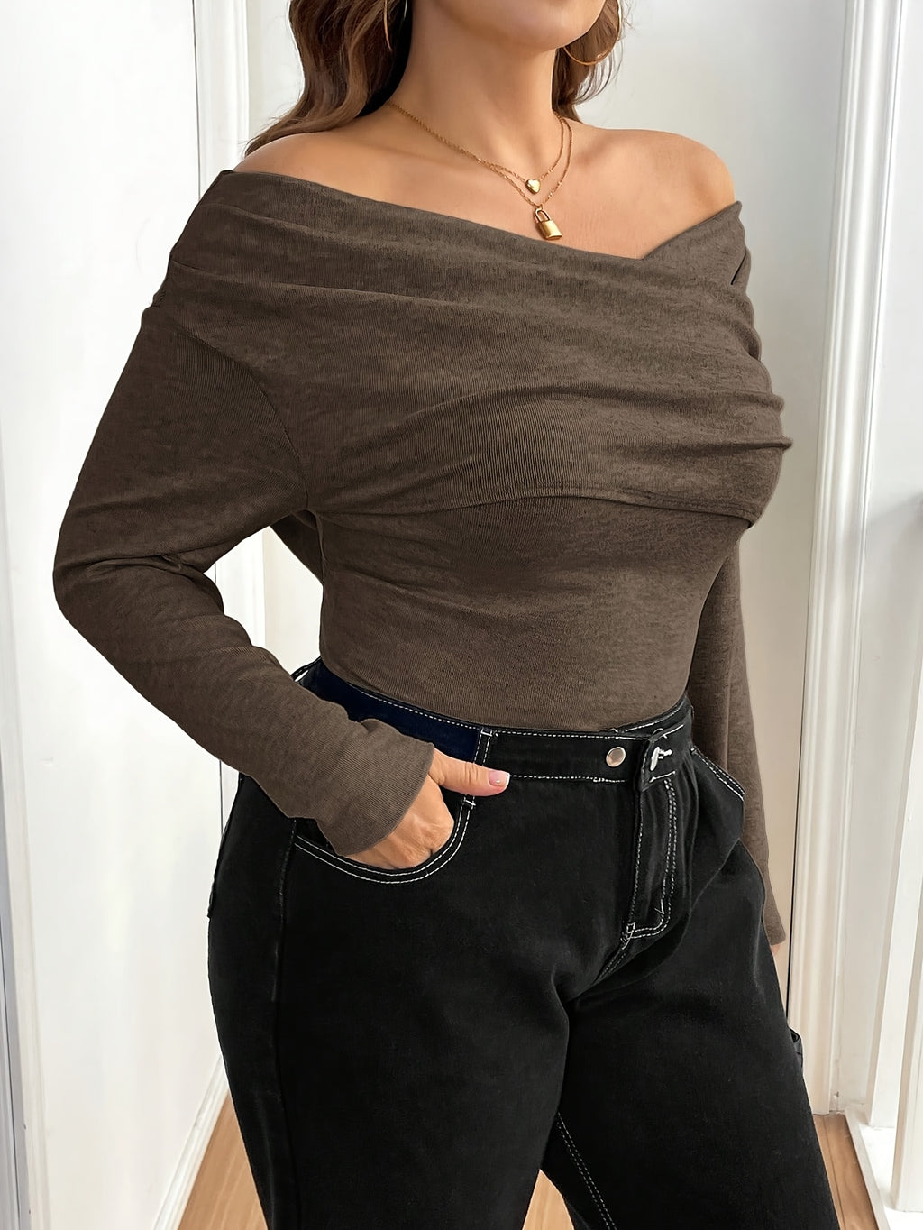T-shirt grande taille, fines bretelles, manches longues, mise en situation