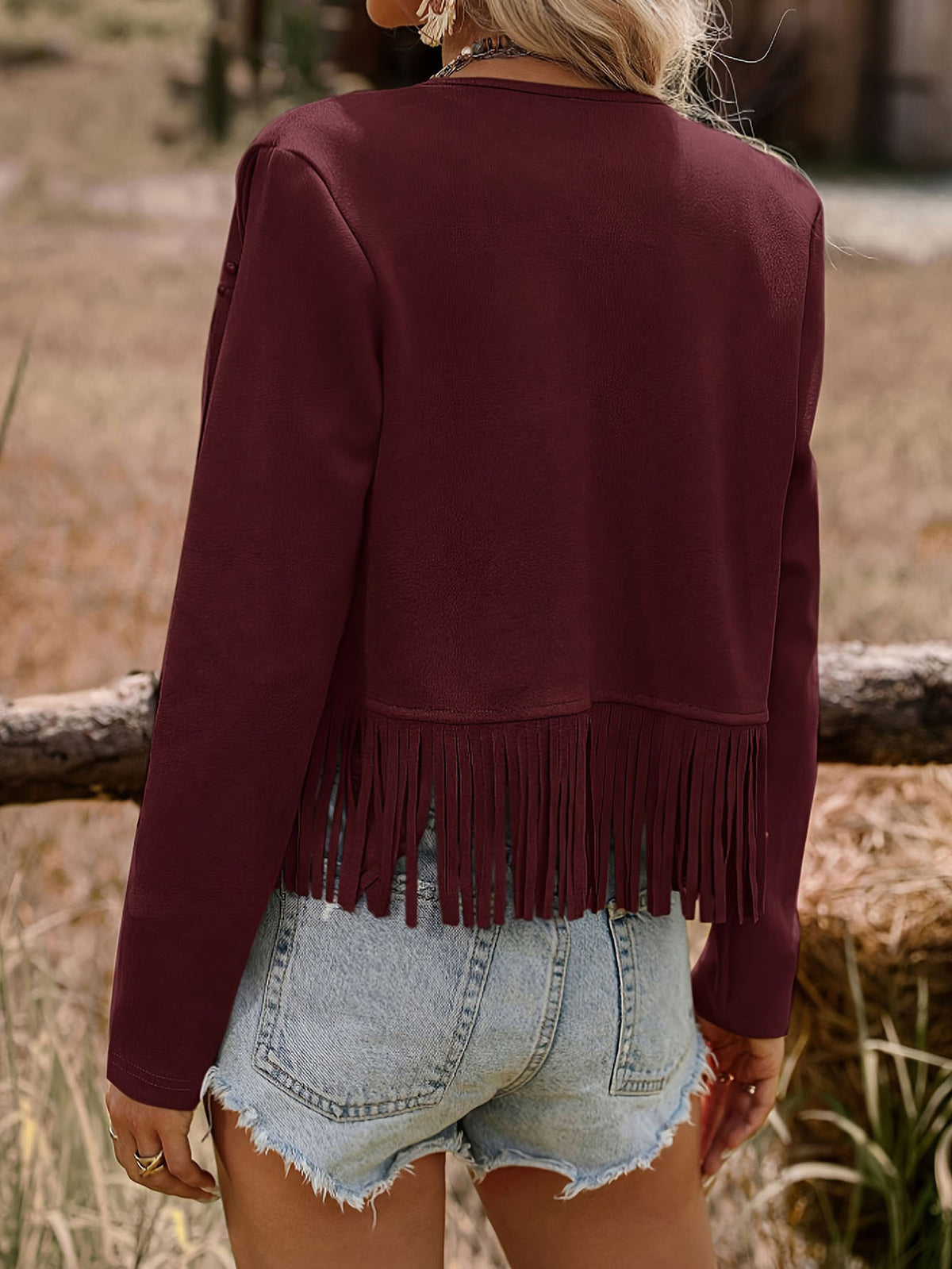 Veste grande taille, coupe oversize, pompons, manches longues, détail du col