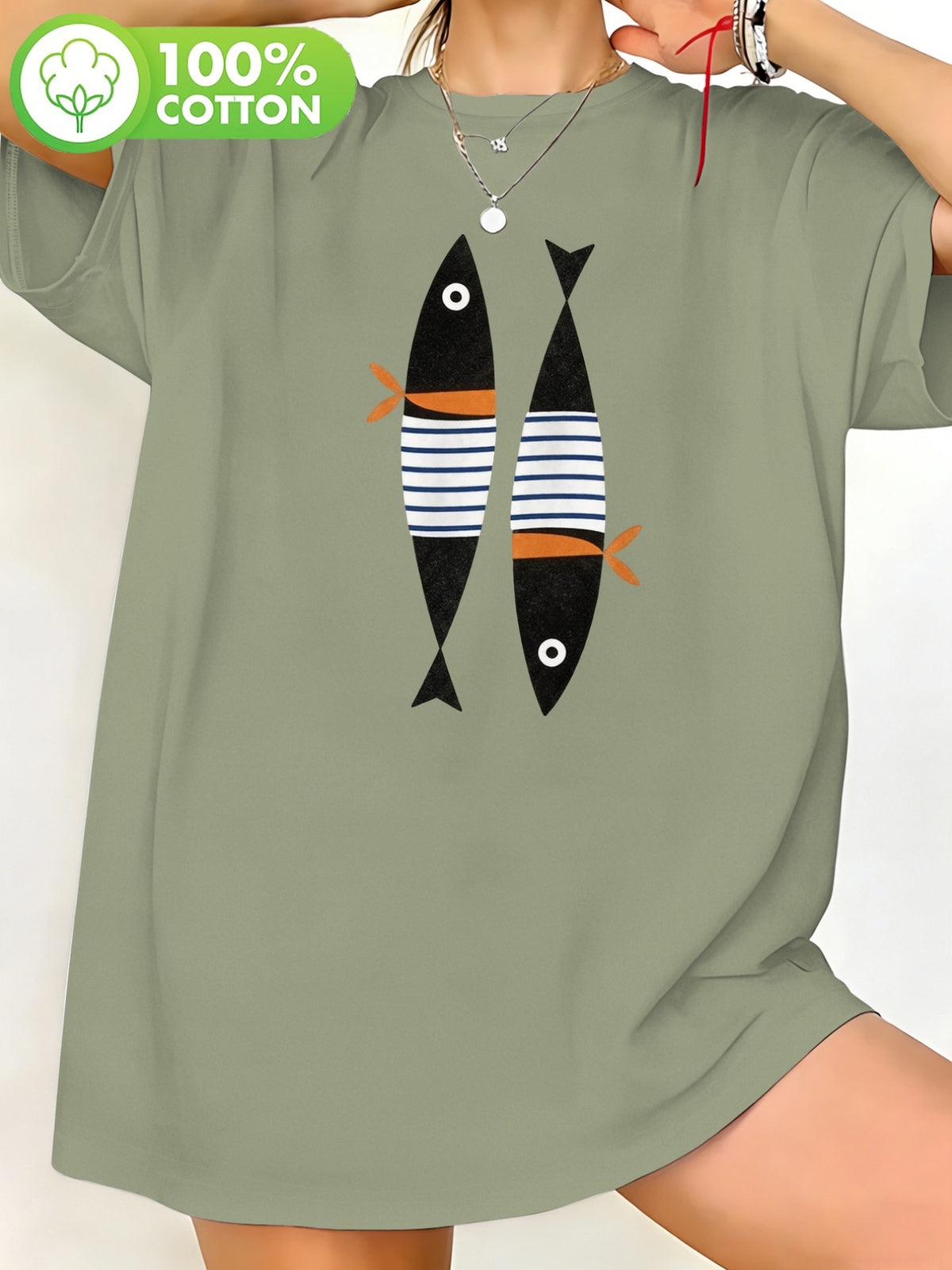 T-shirt grande taille, coupe ample, col rond, manches courtes, porté de face