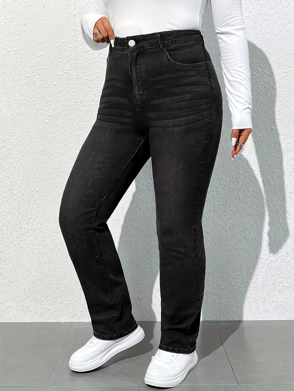 Jean grande taille, coupe oversize, boutonnage, tenue franche, tissu opaque