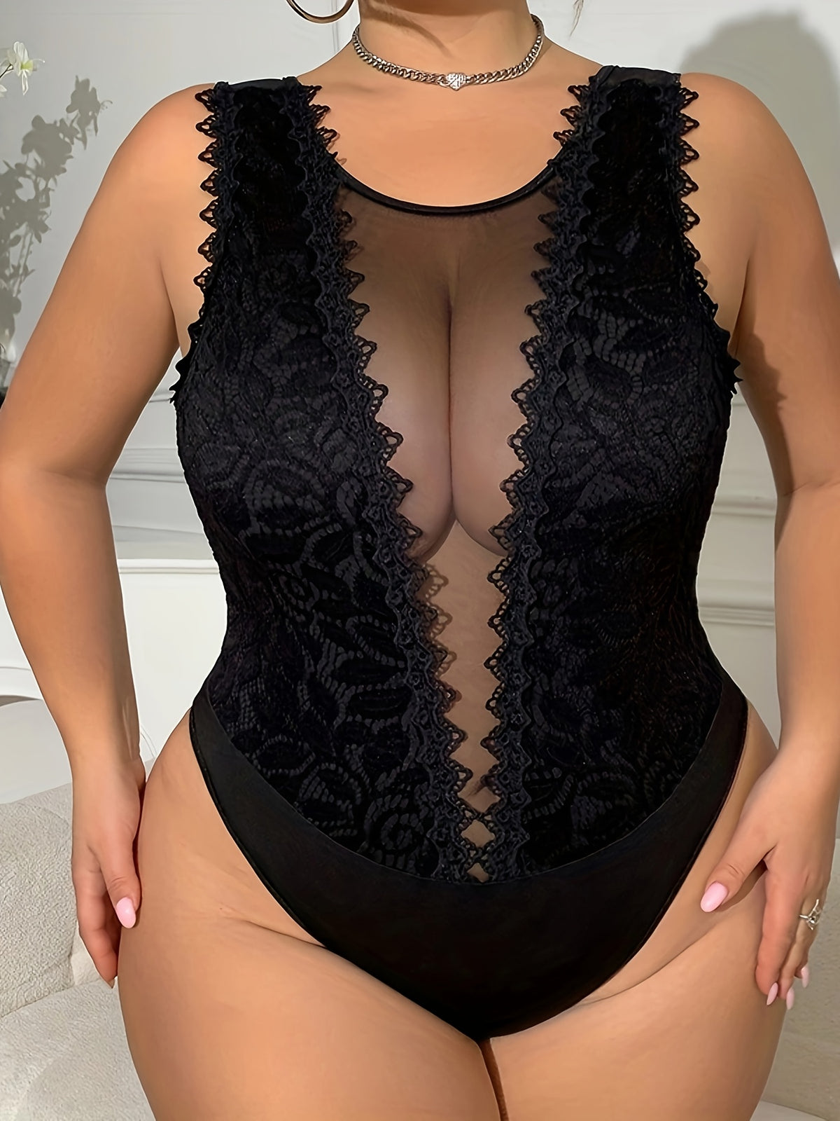 Combinaison grande taille en dentelle, coupe oversize, effet ajouré, visuel produit
