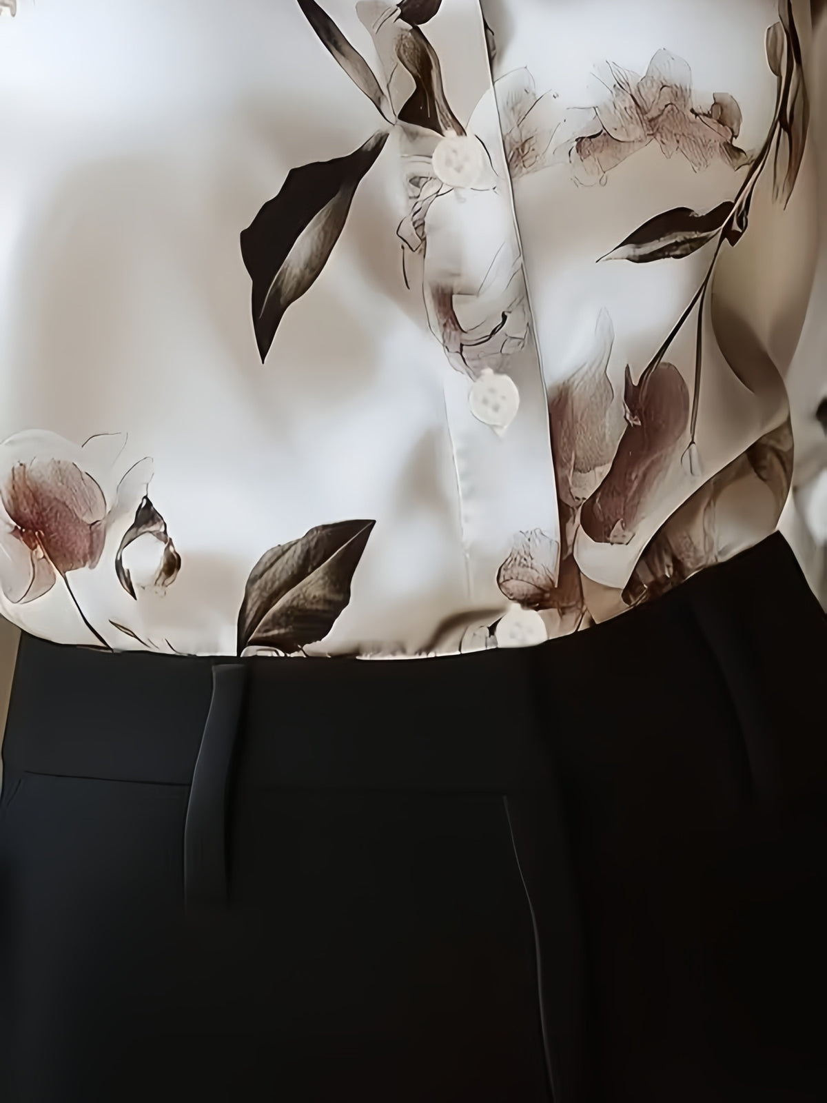Chemise grande taille en satin à imprimé fleuri, manches longues, tombé fluide, détail du col