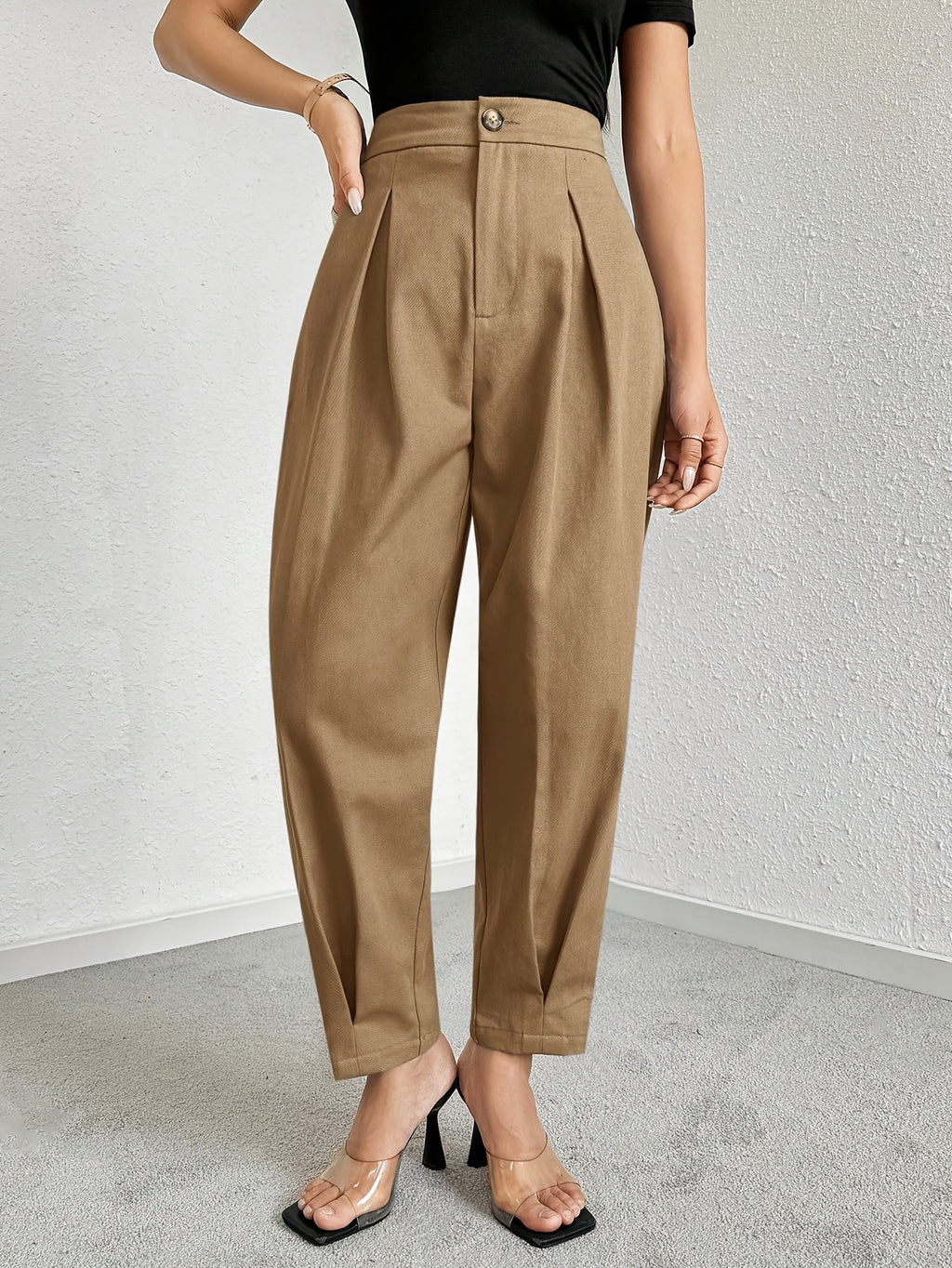 Pantalon carotte grande taille — Plis creux et bouton doré