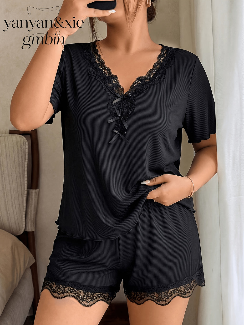 Pyjama grande taille en dentelle, coupe ample, manches courtes, effet ajouré, porté de face