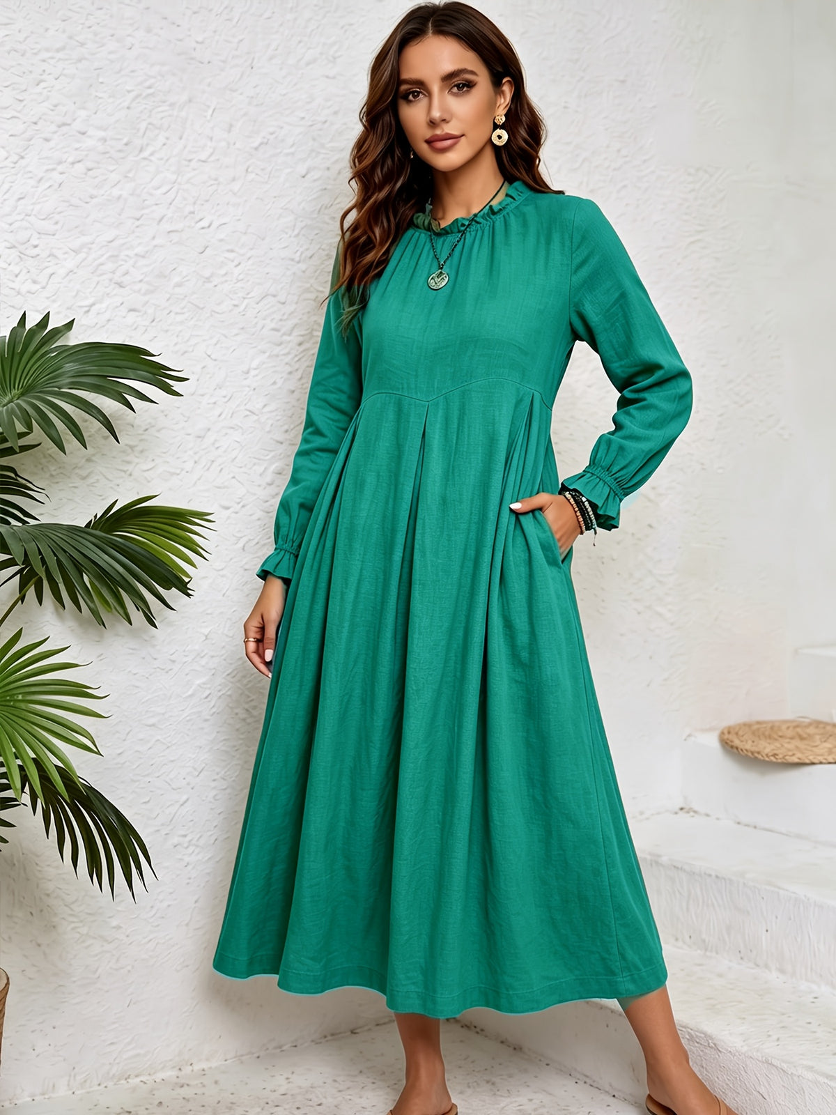 Robe midi grande taille en lin — Col à volant et ourlet croisé