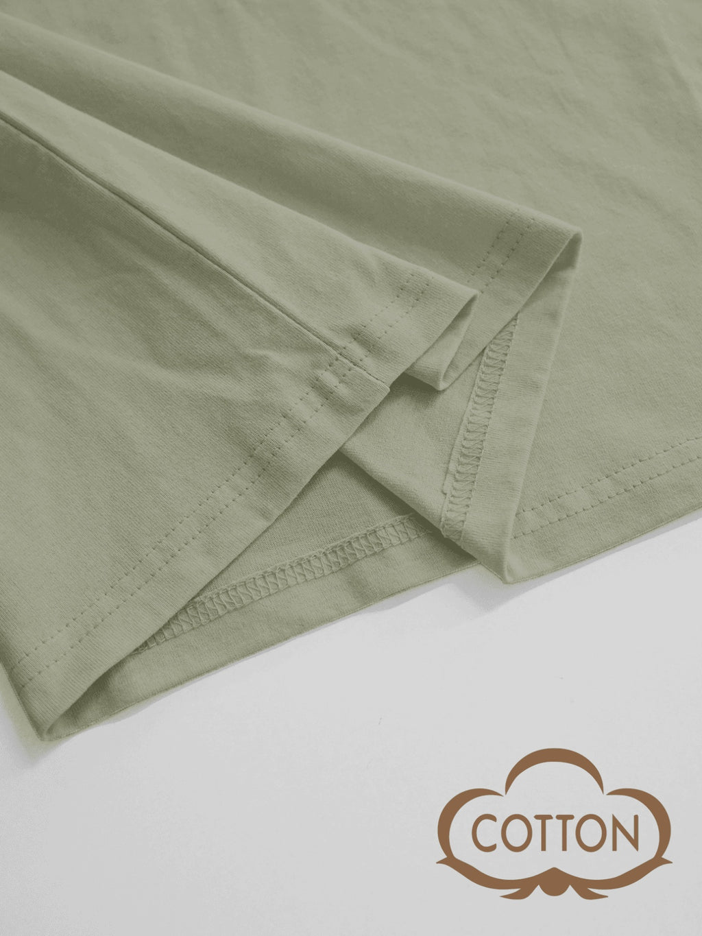 T-shirt grande taille, coupe ample, col V, manches courtes, gros plan