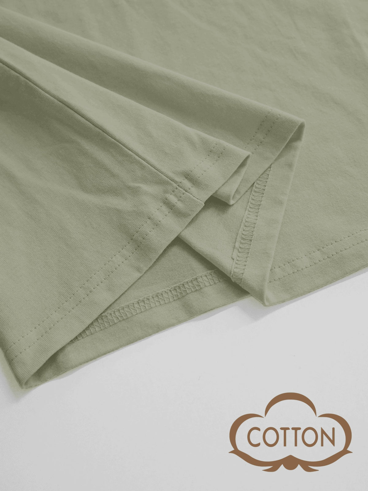 T-shirt grande taille, coupe ample, col V, manches courtes, gros plan