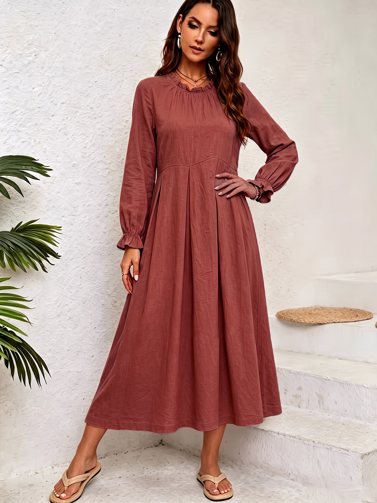 Robe midi grande taille en lin — Col à volant et ourlet croisé