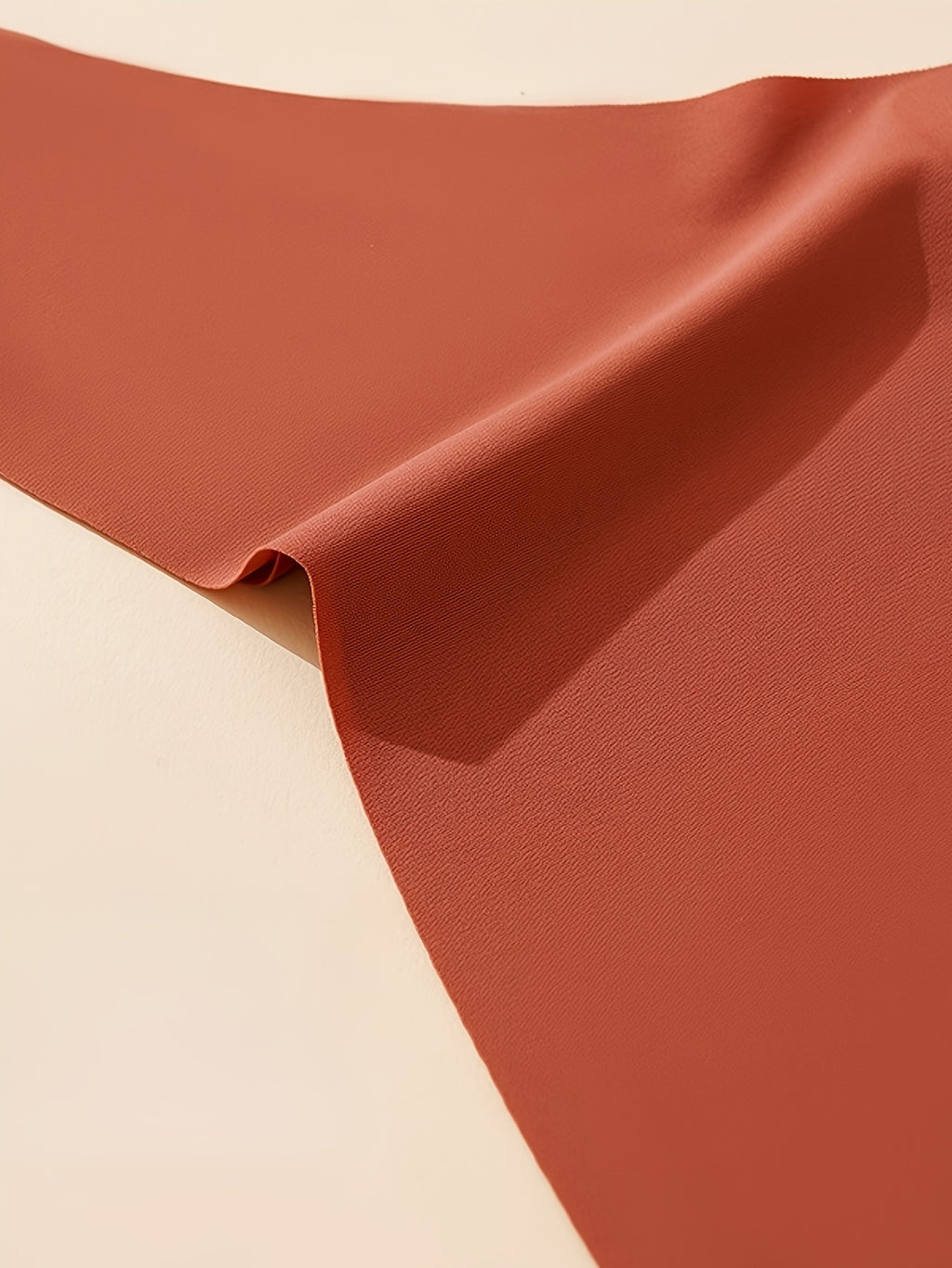 Culotte grande taille, esprit sportif, détail du col