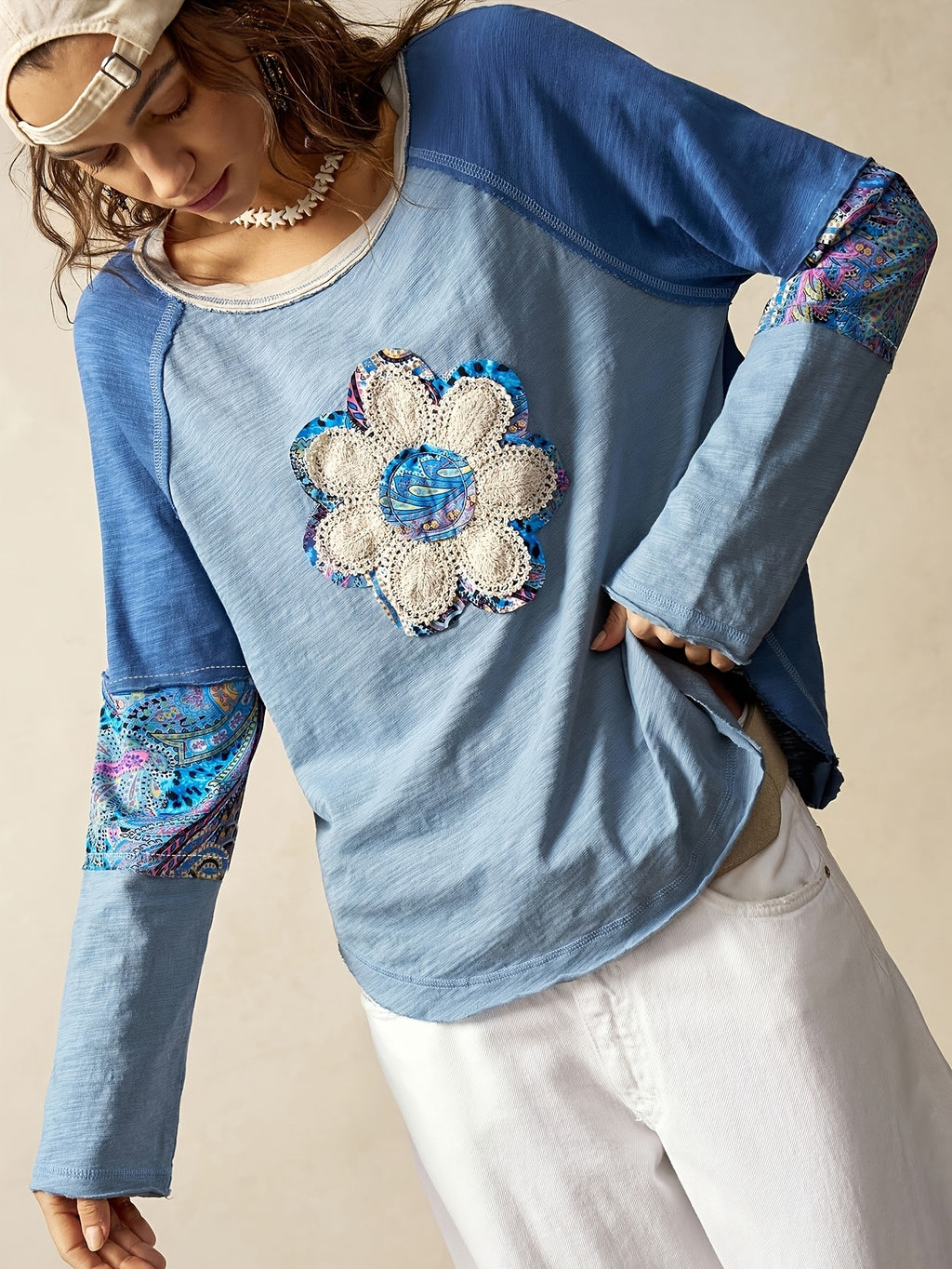 T-shirt grande taille, col rond, manches longues, détail du tissu
