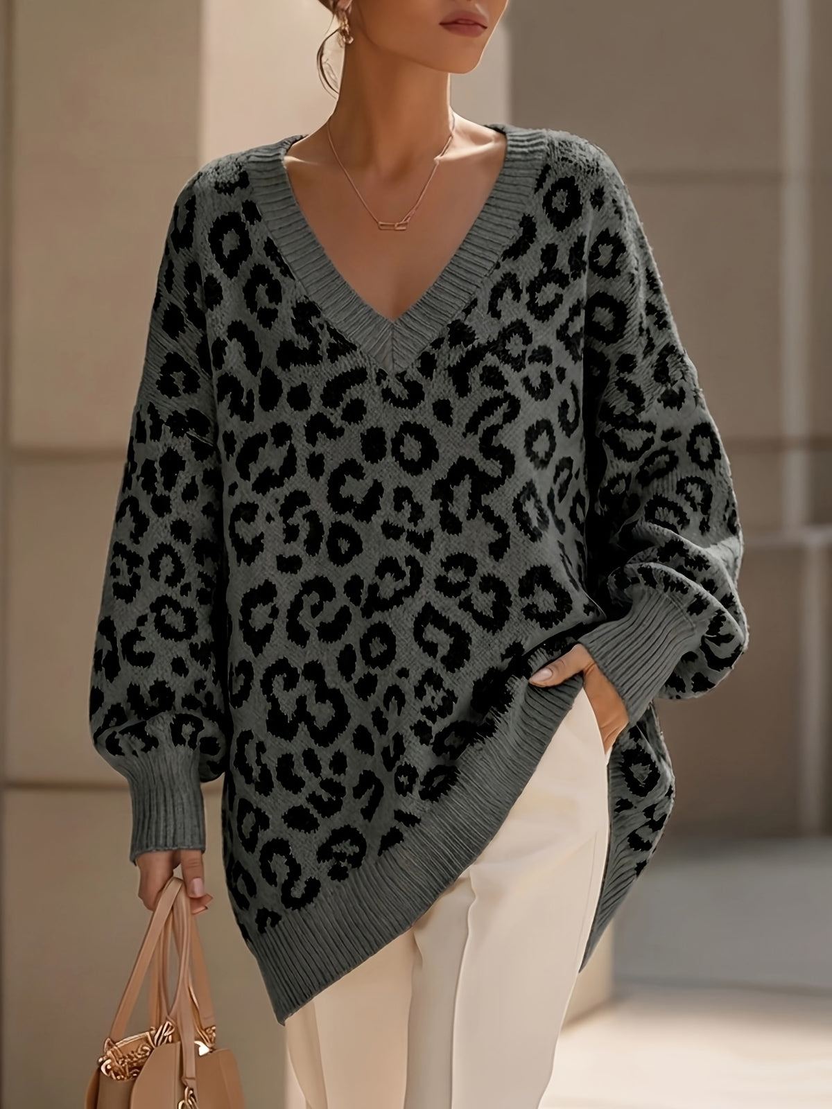 Pull grande taille à imprimé léopard, coupe oversize, col V, manches longues, vu de dos