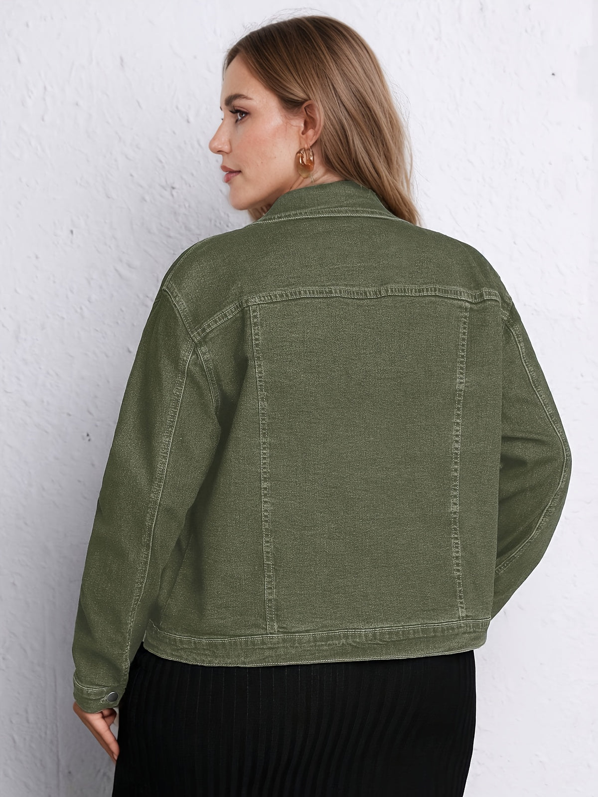 Veste grande taille, coupe ajustée, poches pratiques, tenue franche, détail du tissu