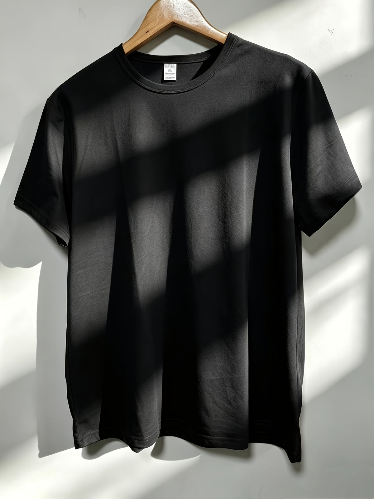 T-shirt grande taille, coupe ample, col rond, manches courtes, porté de face