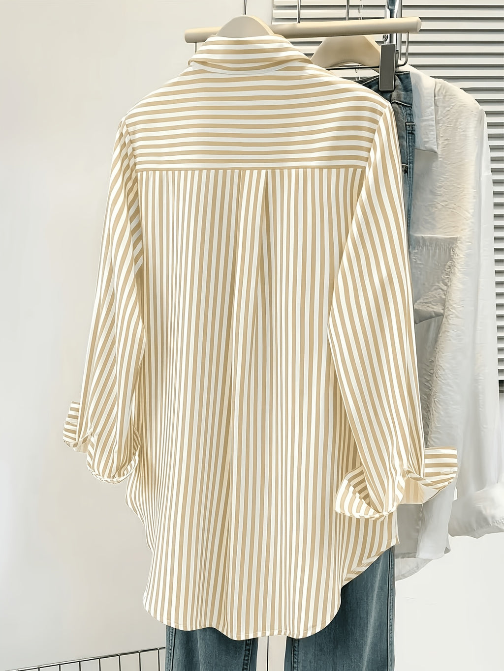 Chemise grande taille à rayures, coupe oversize, col à revers, boutonnage, mise en situation