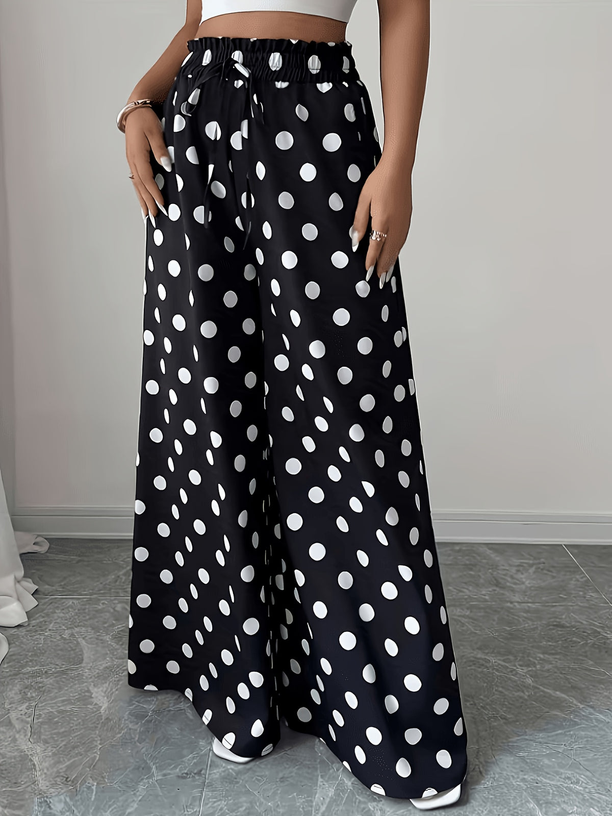 Pantalon grande taille à pois, coupe évasée, mise en situation