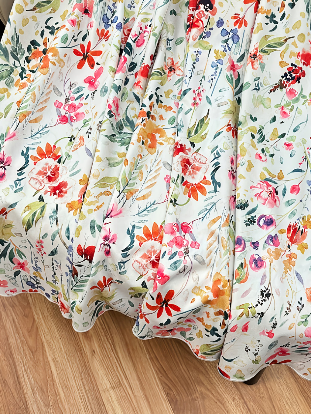 Jupe grande taille à imprimé fleuri, coupe évasée, longueur midi, tissu opaque