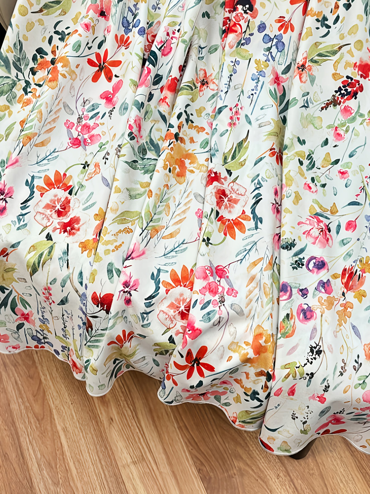Jupe grande taille à imprimé fleuri, coupe évasée, longueur midi, tissu opaque