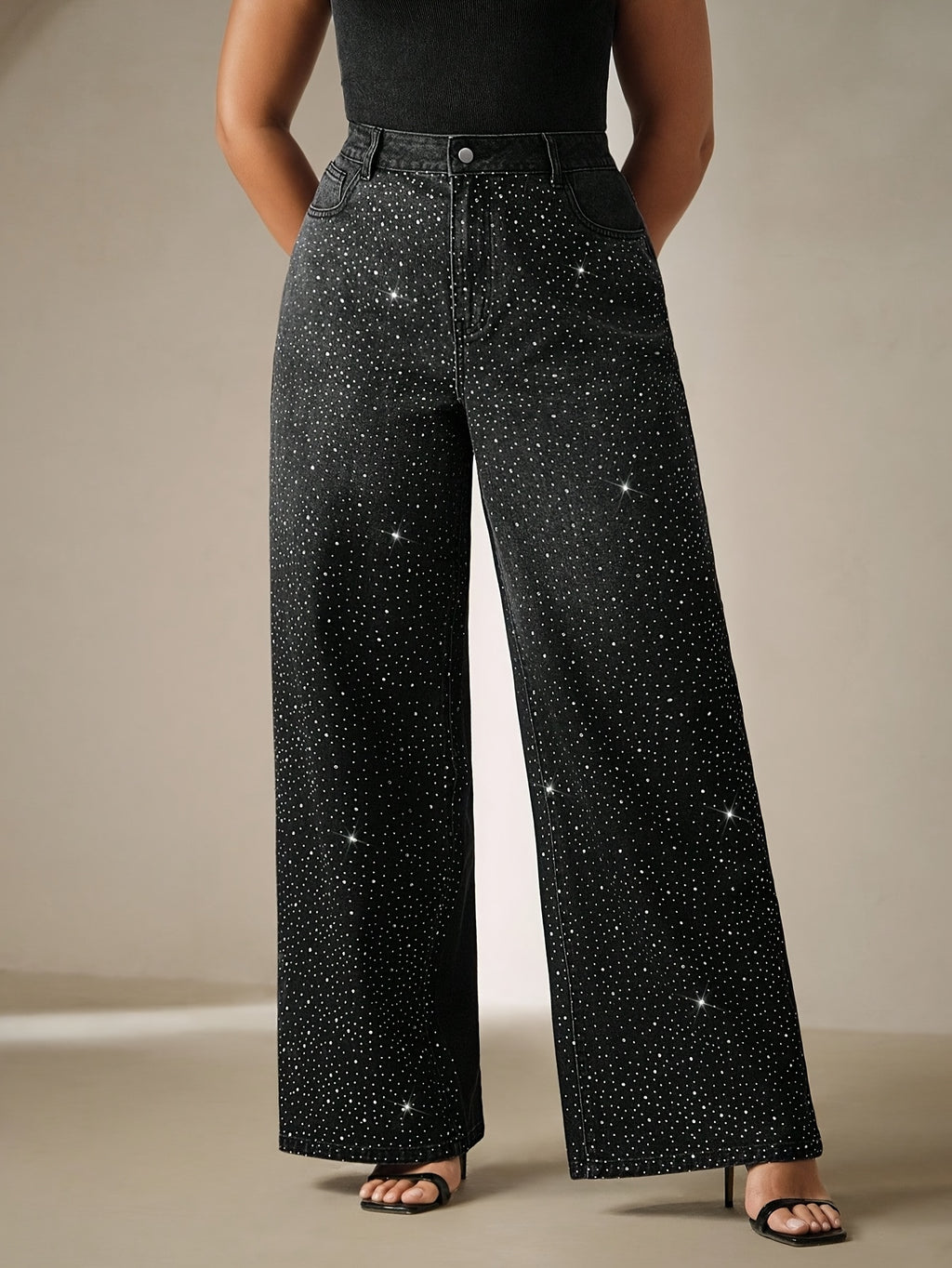 Jean grande taille, coupe oversize, strass, tenue franche, vu de dos