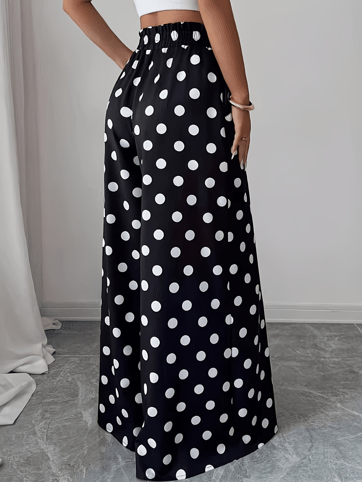 Pantalon grande taille à pois, coupe évasée, vu de dos