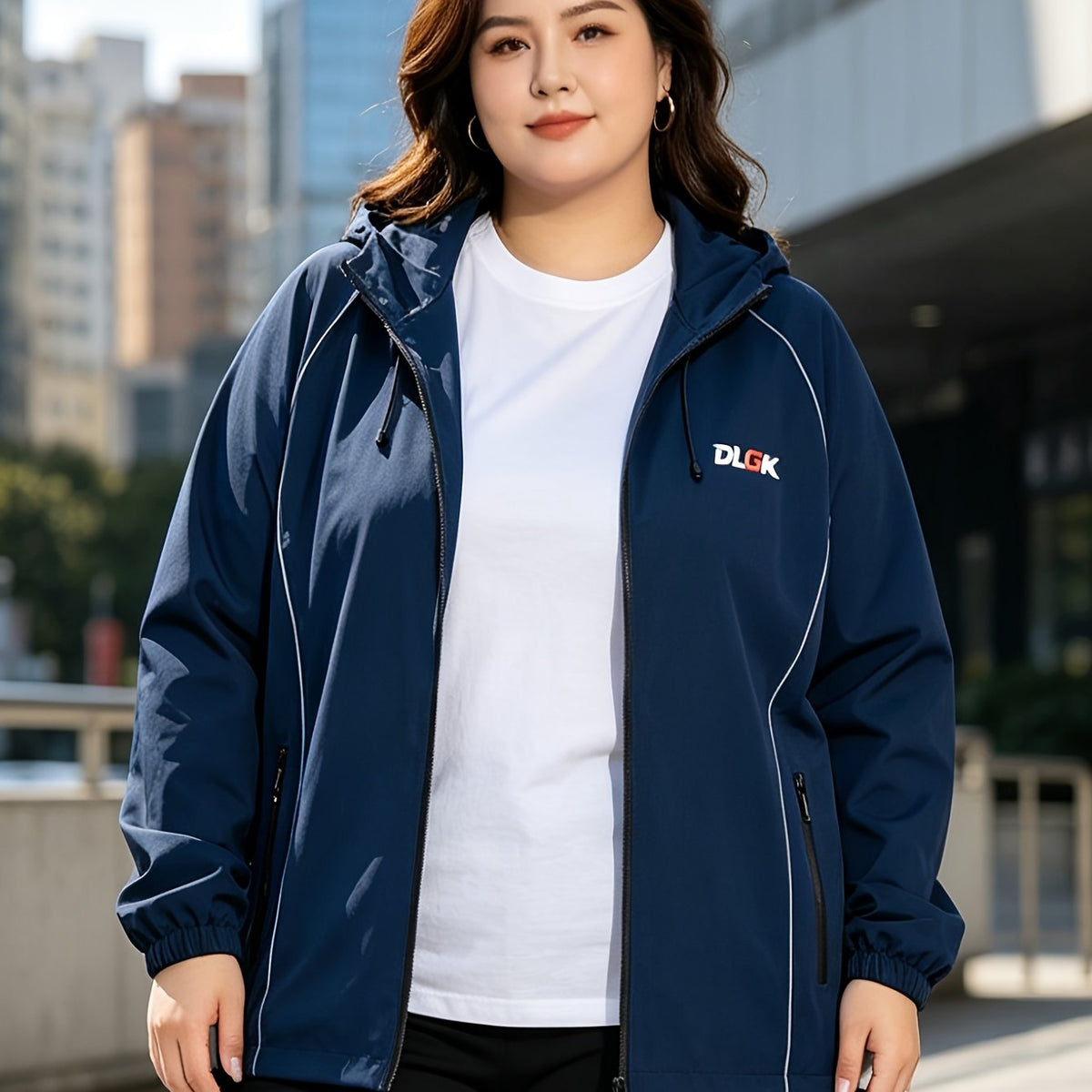 Veste grande taille, poches pratiques, ligne nette — composition : 95% Polyester, 5% Élasthanne