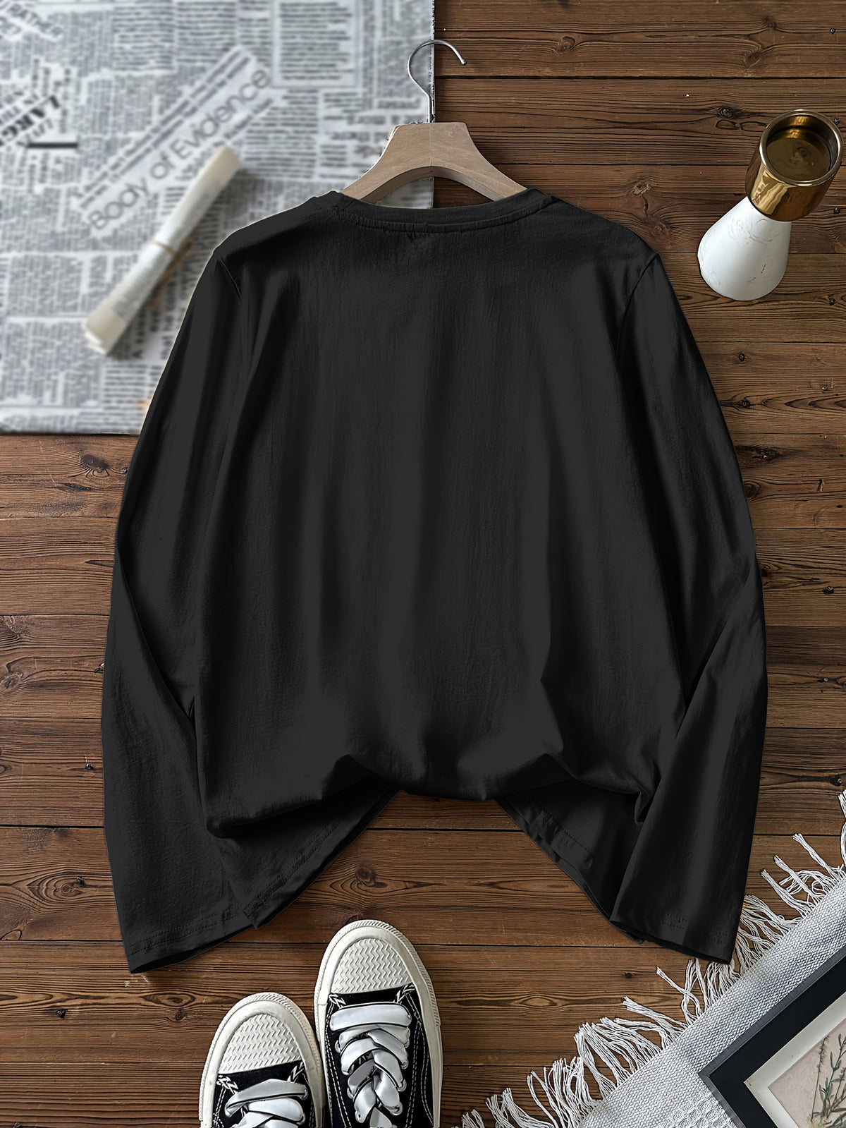 Top grande taille, col rond, manches longues, toucher naturel, détail du tissu