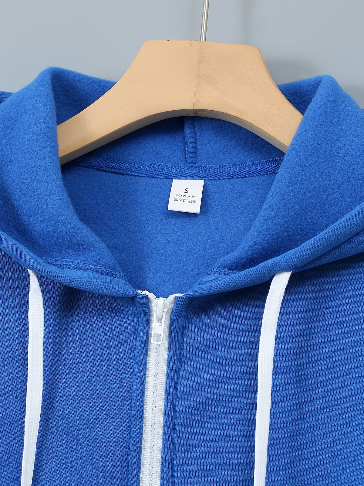 Veste grande taille, coupe ample, capuche, manches longues, visuel produit